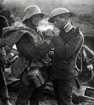 Германски и английски войник – Коледното примирие край река Сома 1914г.