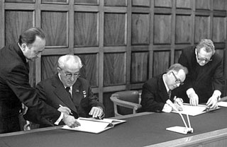 На 6.12.1973 година е подписан договор за сътрудничество между 'големите братя' - КГБ и ЩАЗИ. Документът е подписан от Ю. Андропов /вляво/ и Е. Милке /вдясно/