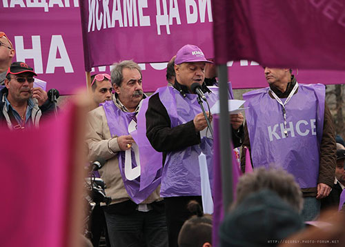 Лилави боклуци останаха на площада след манифестацията на КНСБ. И горчив вкус в устата.